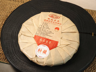 Back of the 2013 Fuding Shou Mei 300g cake showing the Liufeng Tea producer label and the red Fuding White Tea seal.