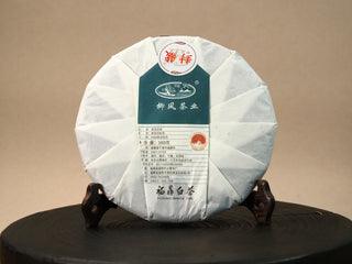 Back view of the 2020 Fuding White Peony 350g cake showing the Liufeng Tea producer label with harvest year, weight and origin.