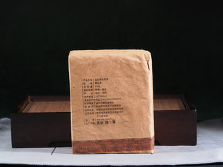 Detailed back label of the 2019 Genshe Fu Brick, highlighting its traditional heritage handmade process.
