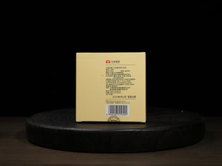 Back label details with product specifications of the 2020 Dayi 7542-2001 raw puerh tea cake.
