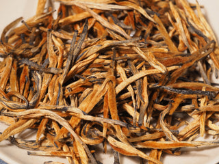 Close up texture of Golden Buds Classic Dianhong loose leaf tea