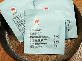 Back of sachet with product details for 2018 Fuding White Peony compressed tea biscuits: 5g weight, GB/T 31751 standard, Fuding origin, Chinese text.