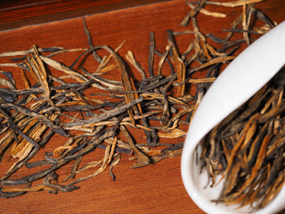 Dry leaf presentation of Imperial Dianhong premium single buds