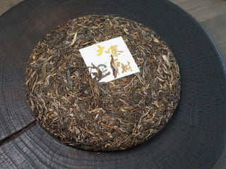 2020 Dazhai Ancient Tree Raw Pu-erh Tea Cake Close-Up – Visible Golden Buds and Silver Tips from 100-200 Year Old Trees
