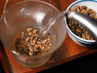 Pouring hot water over Fengqing Golden Snail Dianhong tea leaves