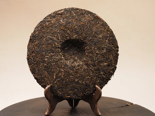 Back view of 2019 Dayi 8542 raw puerh tea cake showing inner texture