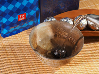 Traditional brewing process of Xiaguan 18-year aged wild ancient tree raw Puerh tea.