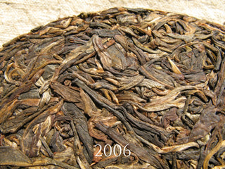Detailed view of the thick, aged big-leaf arbor tea leaves of Mengku Rongshi 2006.
