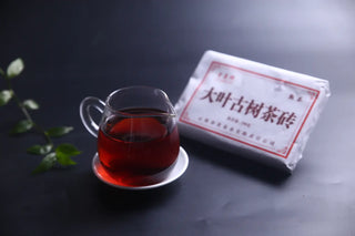 Deep reddish-brown tea liquor of 2006 Lincang ripe pu-erh, highlighting the clarity and richness of dry-aged tea.