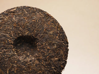 Detailed texture of the compressed tea leaves on the back of 2019 Dayi 8542 raw puerh cake