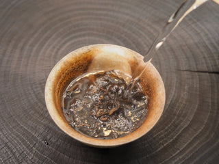 The first rinse of 2024 Bulang Mountain bold ripe pu-erh tea leaves