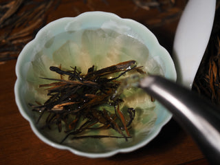 Steeping process of Imperial Dianhong Black Tea in a gaiwan