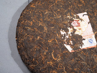 Close-up texture of compressed aged ripe Puerh tea leaves on 2006 Dayi 7572 cake