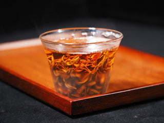 Rich amber liquor of Fengqing Golden Snail Dianhong Black Tea