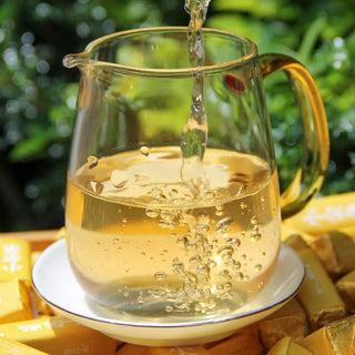 Brewing 2025 Yunnan white tea in a glass pitcher, showing the bright, clear golden liquor and bubbles.