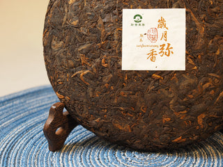 Surface texture and dark golden-brown leaves of the 2005 Lincang Shou Pu-erh tea cake