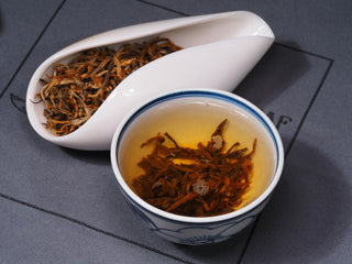 Elegant presentation of brewed Crimson Dianhong Deep Fermented Buds