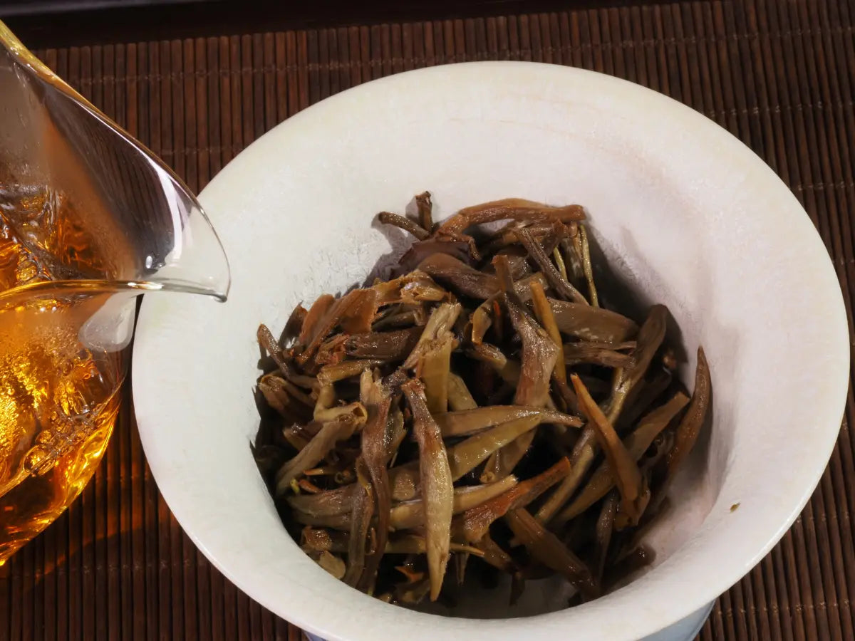 Yunnan High Mountain Wild Ancient Tree Shoumei White Tea Cake Yunnan High Mountain Wild Ancient Tree Shoumei White Tea Cake