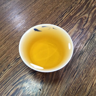 Clear and bright golden tea soup of 20-year aged Mengku Rongshi Mangbo raw Pu-erh.
