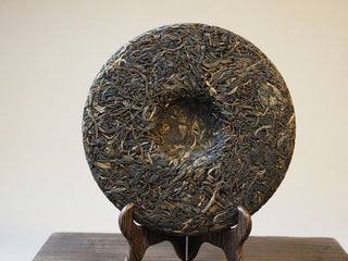 Back center dimple and traditional pressing style of raw pu-erh tea cake