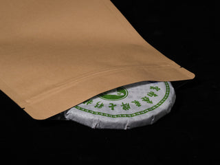 Moisture-resistant kraft tea pouch keeping tea cake fresh and dry