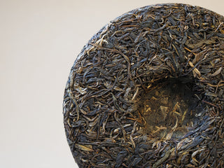 Close-up of the inner nest indentation on a 357g raw pu-erh tea cake