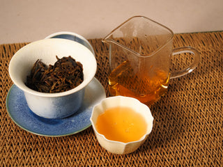 Gongfu tea session with Jing Chang Hao Bada Ancient Trees 2013 raw Pu-erh: gaiwan, fairness pitcher and cup of golden liquor