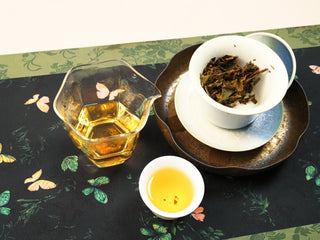 Complete gongfu tea setup for 2018 indoor-withered White Peony biscuit: pitcher, gaiwan, and tasting cups on a wooden tray.