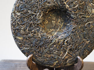 Detailed view of the traditional inner mold depression of sheng pu'er tea cake