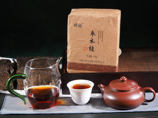 Full product display of the 2019 Genshe "Datewood Pressed" Fu Brick Tea including the packaging, tea brick, and brewed liquor.
