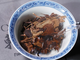 Pouring hot water over Yunnan High Mountain Wild Ancient Tree Shoumei White Tea (2019) in a gaiwan