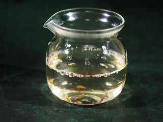 Freshly brewed liquor of 2023 Jinggu Silver Needle White Tea in a glass fair cup (gongdao bei)