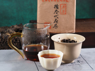 Full product display of the 2013 Genshe "Thirteen Dynasties" Fu Brick Tea with its packaging, tea liquor, and tea set.
