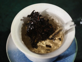 The rich infusion and cup character of the Master-Crafted Golden Flower Fubrick during the brewing process.