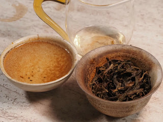 Snow Mountain Rare Wild Ancient Tree Sheng Pu-erh (2016–2023) – 100g Mini Cake, gaiwan, fair cup, and tasting cup arranged together, presenting the complete brewing set and the golden tea liquor