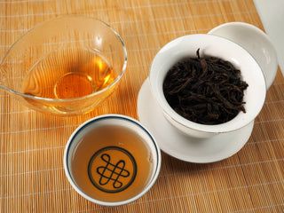 Gongfu tea session with Jing Chang Hao Mengsong Autumn Harvest 2013 raw Pu-erh: fairness pitcher, gaiwan and cup of amber liquor