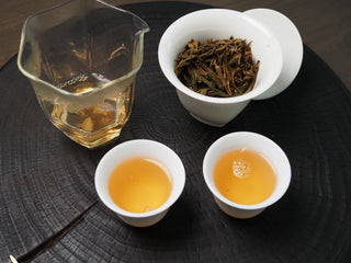 2020 Dazhai Ancient Tree Raw Pu-erh Tea – Full Tea Serving Scene with Glass Pitcher and Two Porcelain Cups, Golden Liquor Ready to Enjoy
