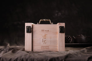 Close-up of the wooden gift box for 2019 Bojun 500g cake, showing Mengku Rongshi Bojun 2019 engraving and 5-cake label.