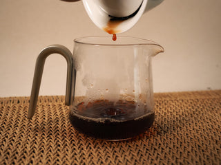 Jing Chang Hao Deep Velvet 2020 ripe Pu-erh liquor poured from a gaiwan into a glass fairness pitcher during gongfu brewing