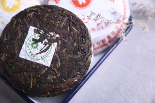 Whole Yunnan Lincang Raw Pu-erh Tea Cake 100g Pressed Dark Brown View